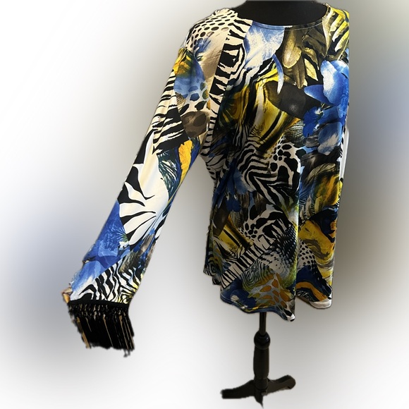 Shirt with fringes with black pants. - Picture 2 of 8